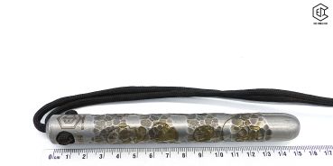 Preview: Handgeschmiedeter Kubotan HC-22-2 Unikat (Custom Made) von vorne auf weißem Hintergrund. Seriennummer SN sichtbar, Totenkopf-Gravur, schwarzer Paracord-Fangriemen, 3 Bohrungen. GPSR: Chargennummer/Hersteller SN für Rückverfolgbarkeit. Nur als Grifffestige